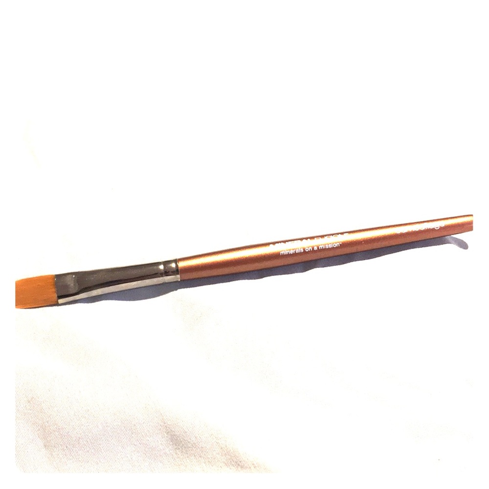 BOGO $9 🥰Mineral fusion makeup brush : camouflage